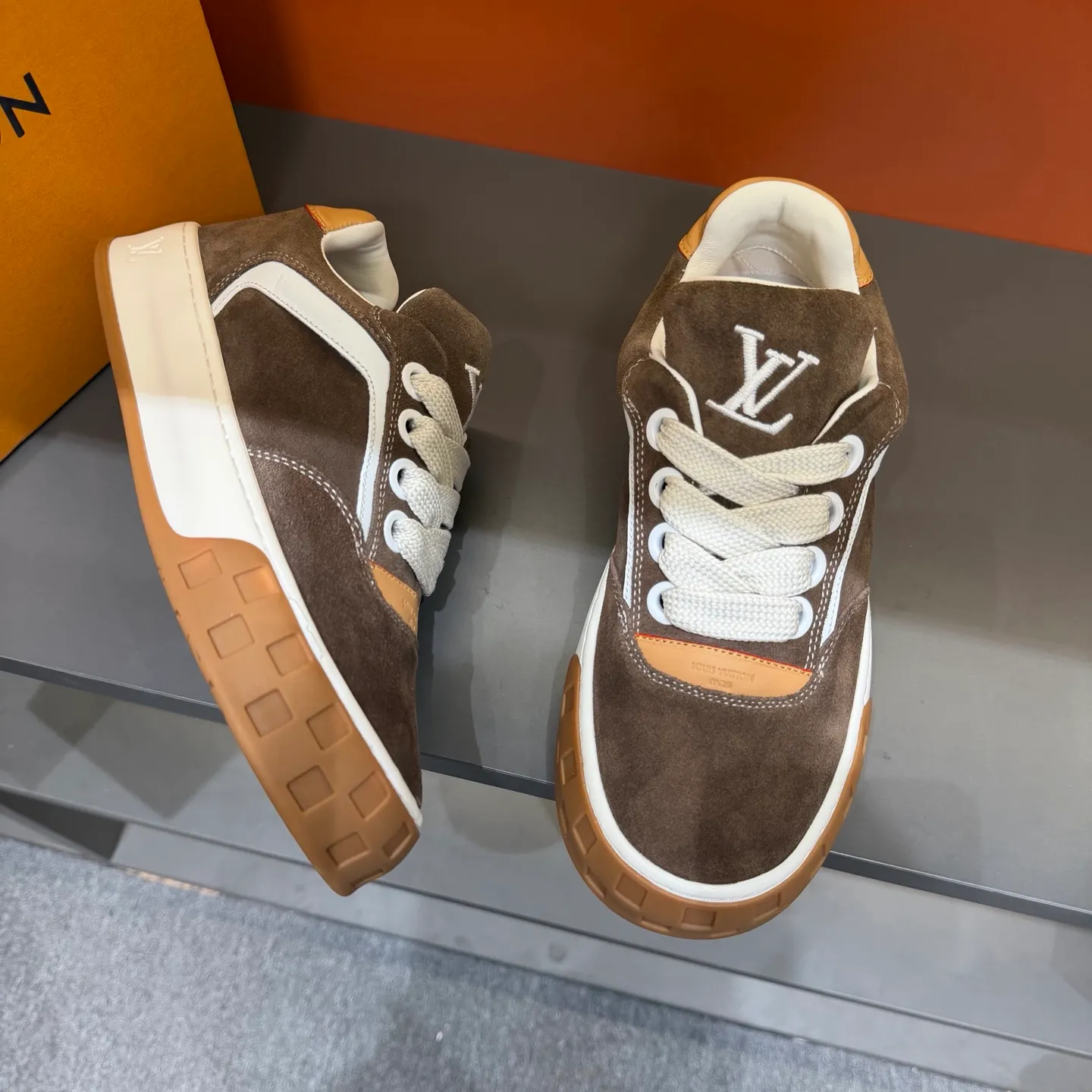 Factory price: 480💰Top version LV-Louis Vuitton-classic catwalk new model, empty glue process, original version 1:1 development! ! The upper foot is very comfortable. It is made of luxurious materials and fine workmanship. The midsole is printed with English letters "Made in Europe". The upper is made of calfskin imported from Italy. The side is decorated with the brand's LOGO and signature. The latest latex foot pads and mesh lining make the foot feel super comfortable. Original factory special supply of original two-color T men's shoes 💰U combination outsole. Bag technology Goodyear stitched edges Fabric: Exclusive custom first-layer cowhide Accessories: Exclusive private model Vuitton logo, lining: Customized silk mesh lining - first-layer silk cowhide lining Outsole: T men's shoes 💰U combination outsole wear-resistant, non-slip and anti-yellowing Foot pads: new latex pad-mesh sweat-absorbent Technology: fully computerized sewing machine wire drawing Toe cap Back cover Hot and cold shaping Full set of pull-top lasts, medium and low logo pattern, code number: 38-44, customized 45